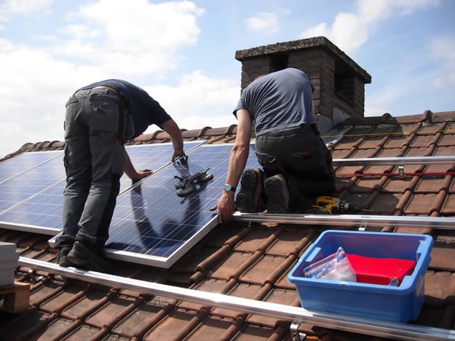 Zonnepanelen monteren op schuin dak